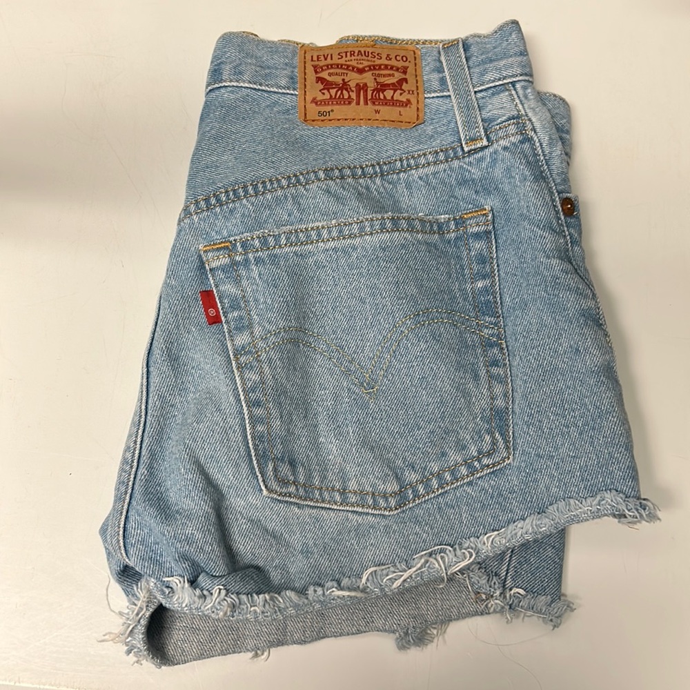 Gently worn 501 Levi’s light demon shorts.
